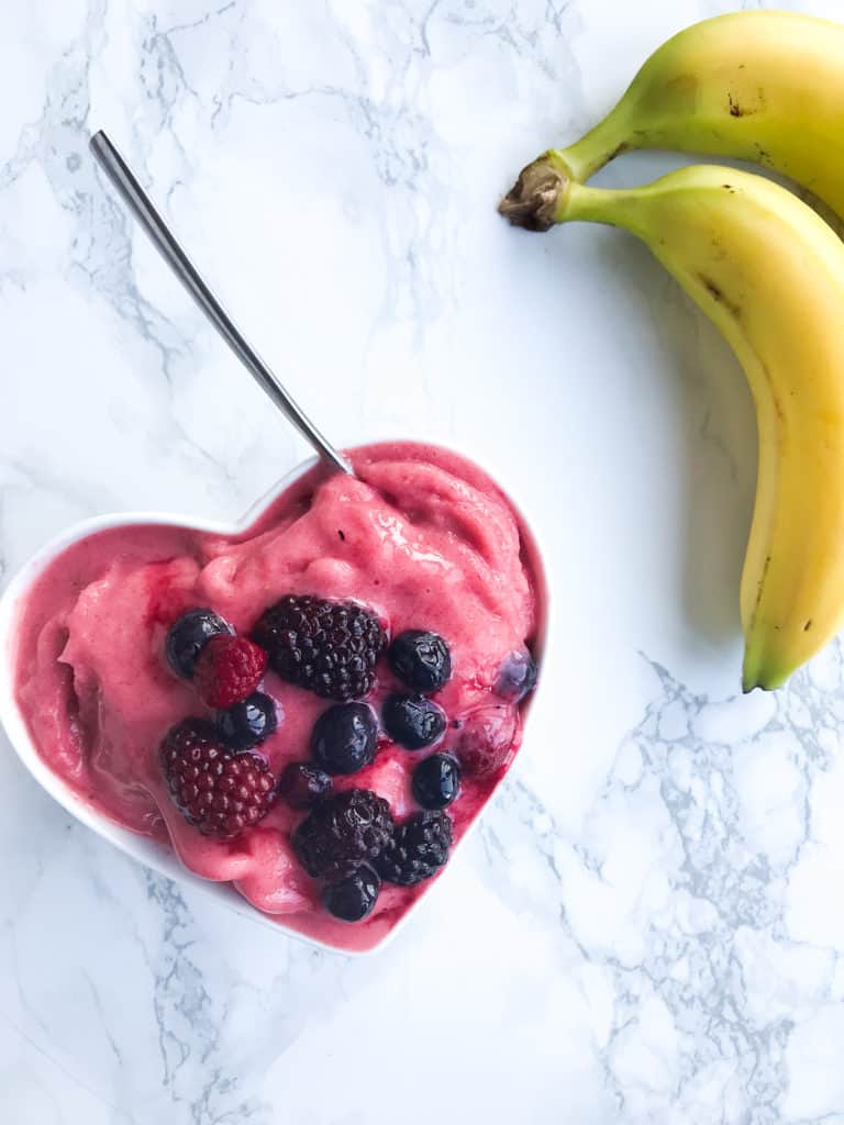 3 INGREDIENT BANANA BERRY ICE CREAM (VEGAN & HEALTHY)