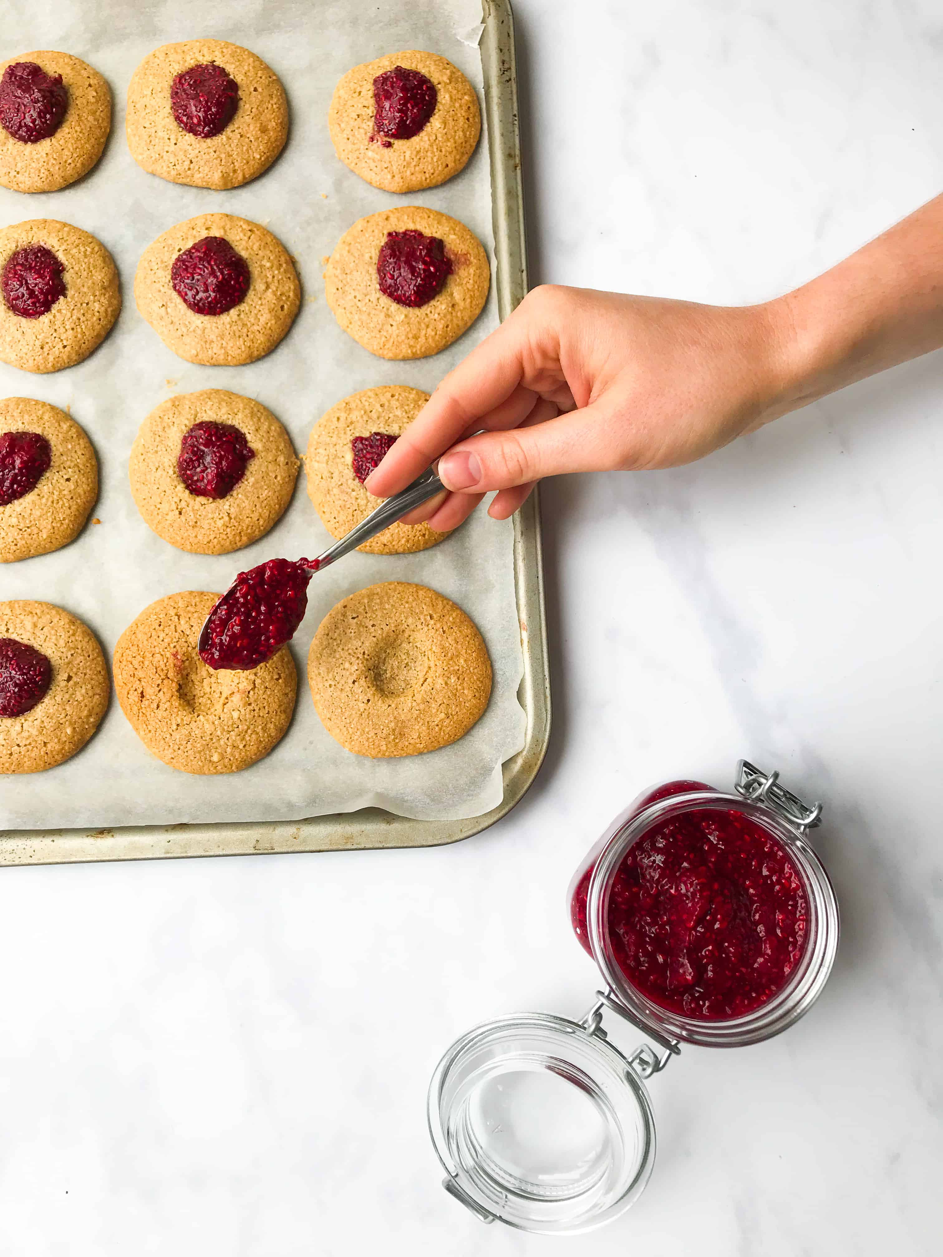 Выпечка в форме цветочка в центре джем. Butter roll cookie