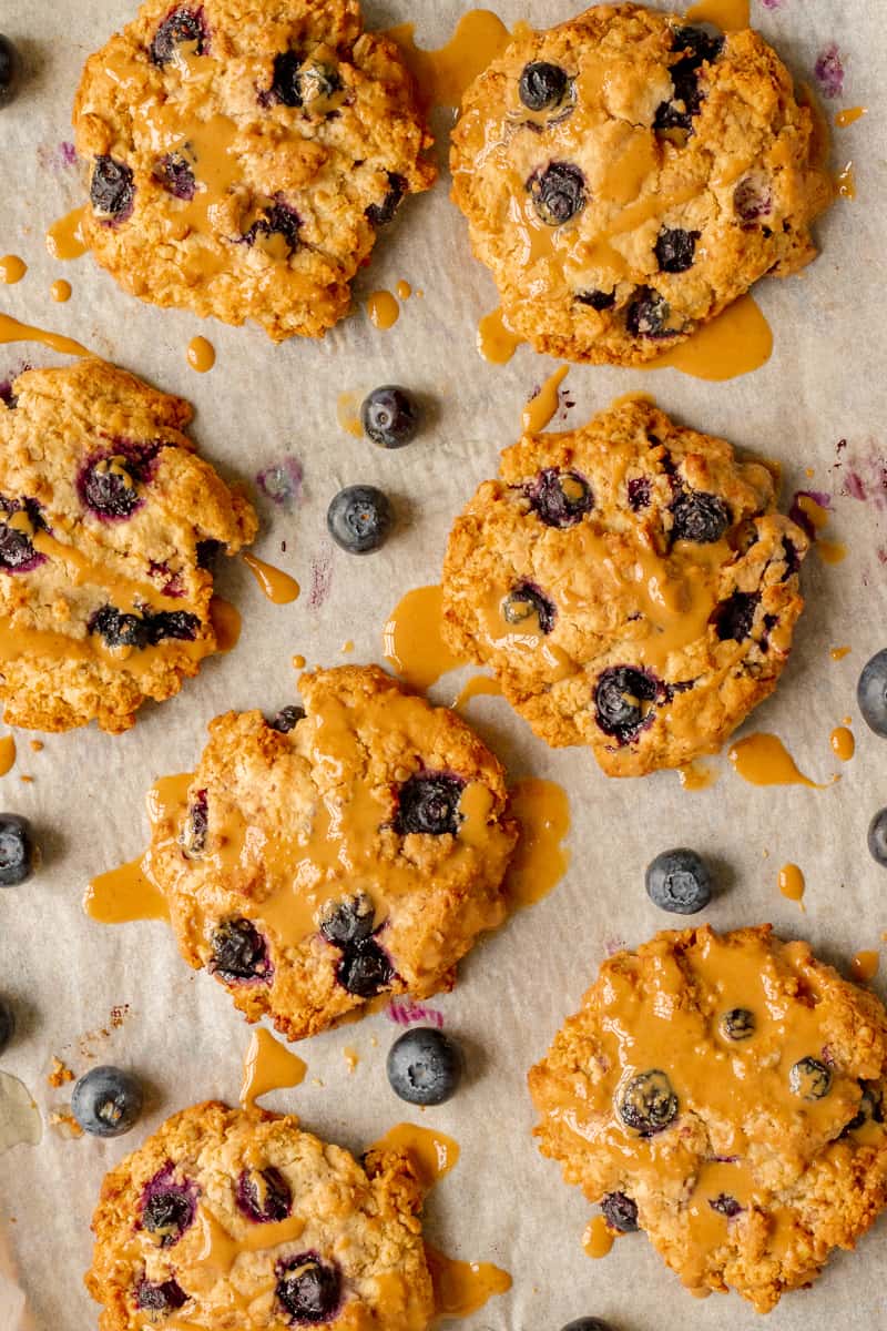 Рецепт крамбл кукис на русском. Черничное печенье. Crumbl cookies. Crumble cookies бренд.