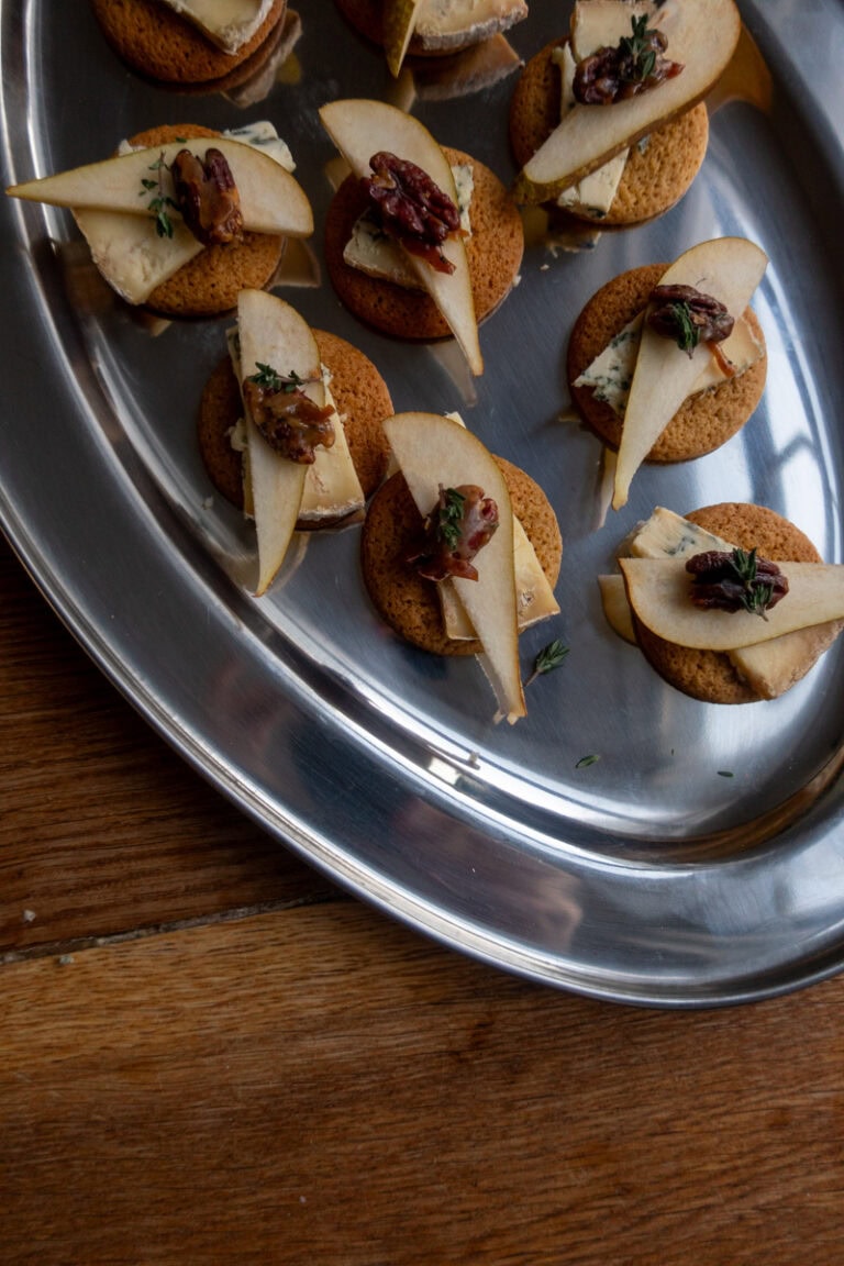Ginger biscuits with stilton, pear and candied pecans
