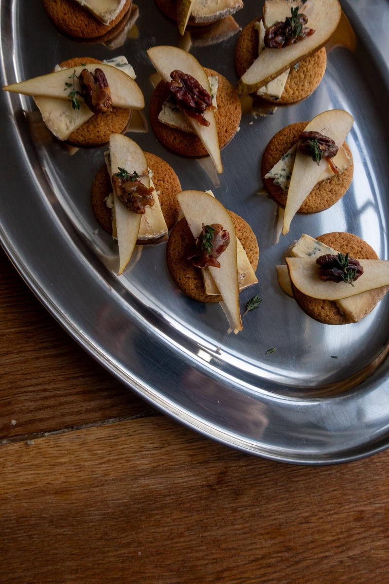 Ginger biscuits with stilton, pear and candied pecans